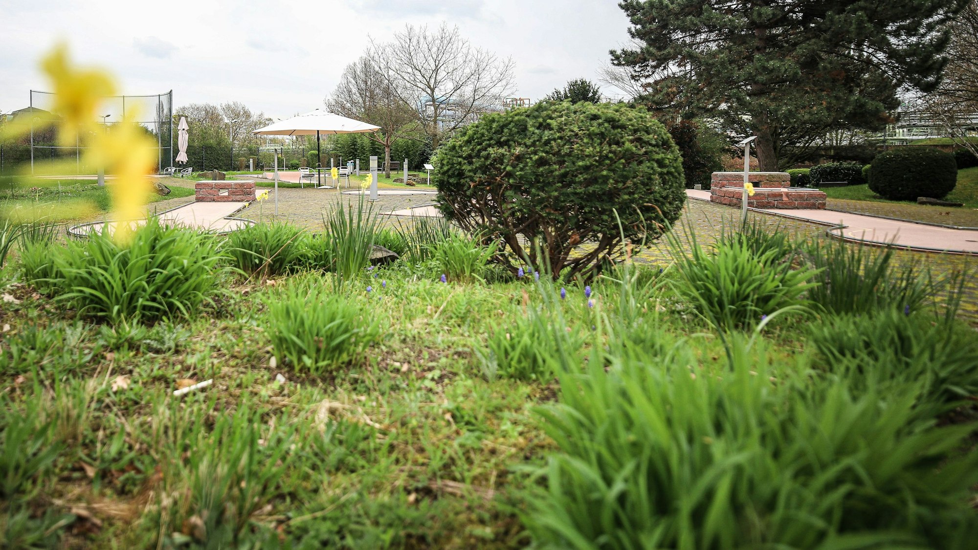 Saisonstart auf der Minigolfanlage im Neulandpark, deren Grün nachhaltig angelegt ist.