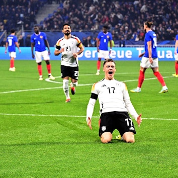Florian Wirtz jubelt über sein 1:0 im Länderspiel gegen Frankreich in Lyon.