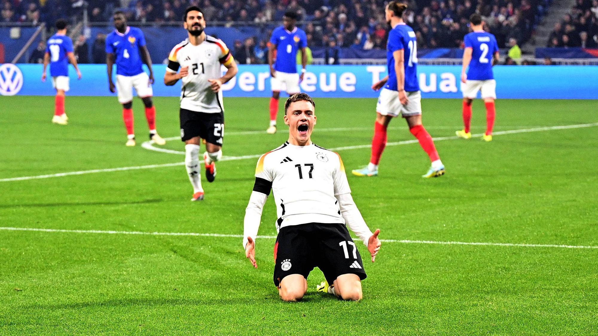 Florian Wirtz jubelt über sein 1:0 im Länderspiel gegen Frankreich in Lyon.