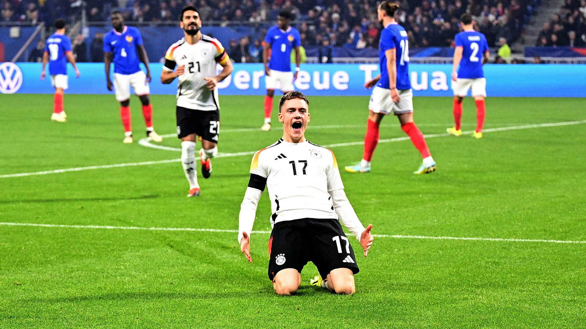 Florian Wirtz jubelt über sein 1:0 im Länderspiel gegen Frankreich in Lyon.