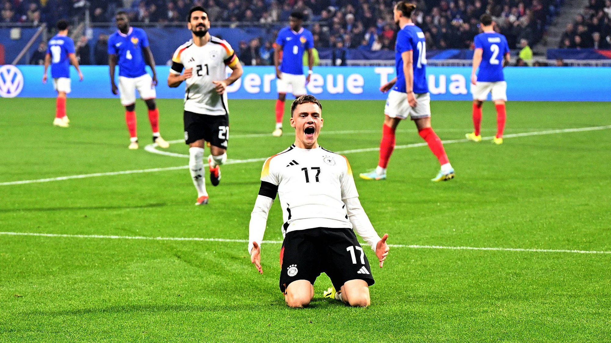 Florian Wirtz jubelt über sein 1:0 im Länderspiel gegen Frankreich in Lyon.