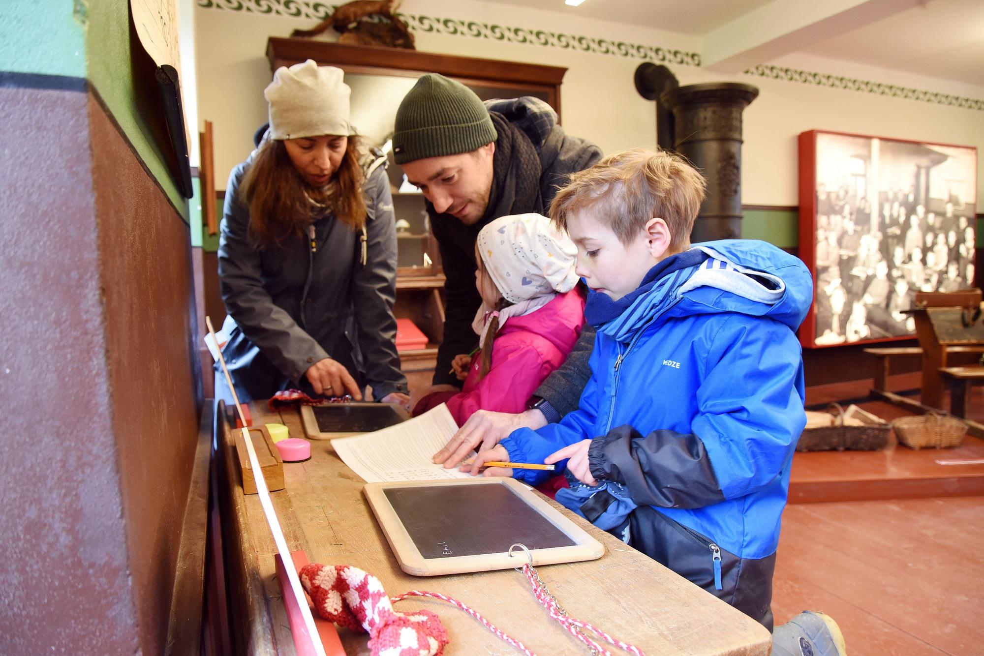 Auf der Schiefertafel schreiben wie vor 150 Jahren, das probiert Familie Jobi in der ehemaligen Schule Hermesdorf aus.