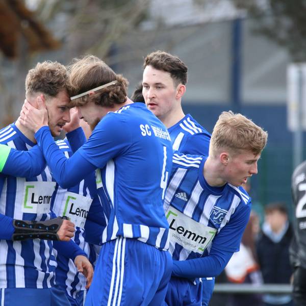 Das Bild zeigt eine jubelnde Spielertraube.