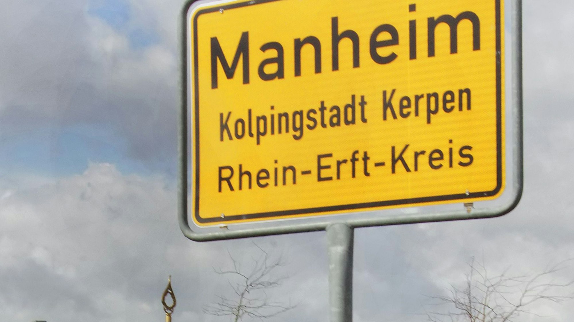 Auf dem Foto ist das neue Ortseingangsschild zu sehen: Aus Manheim-neu ist Manheim geworden.