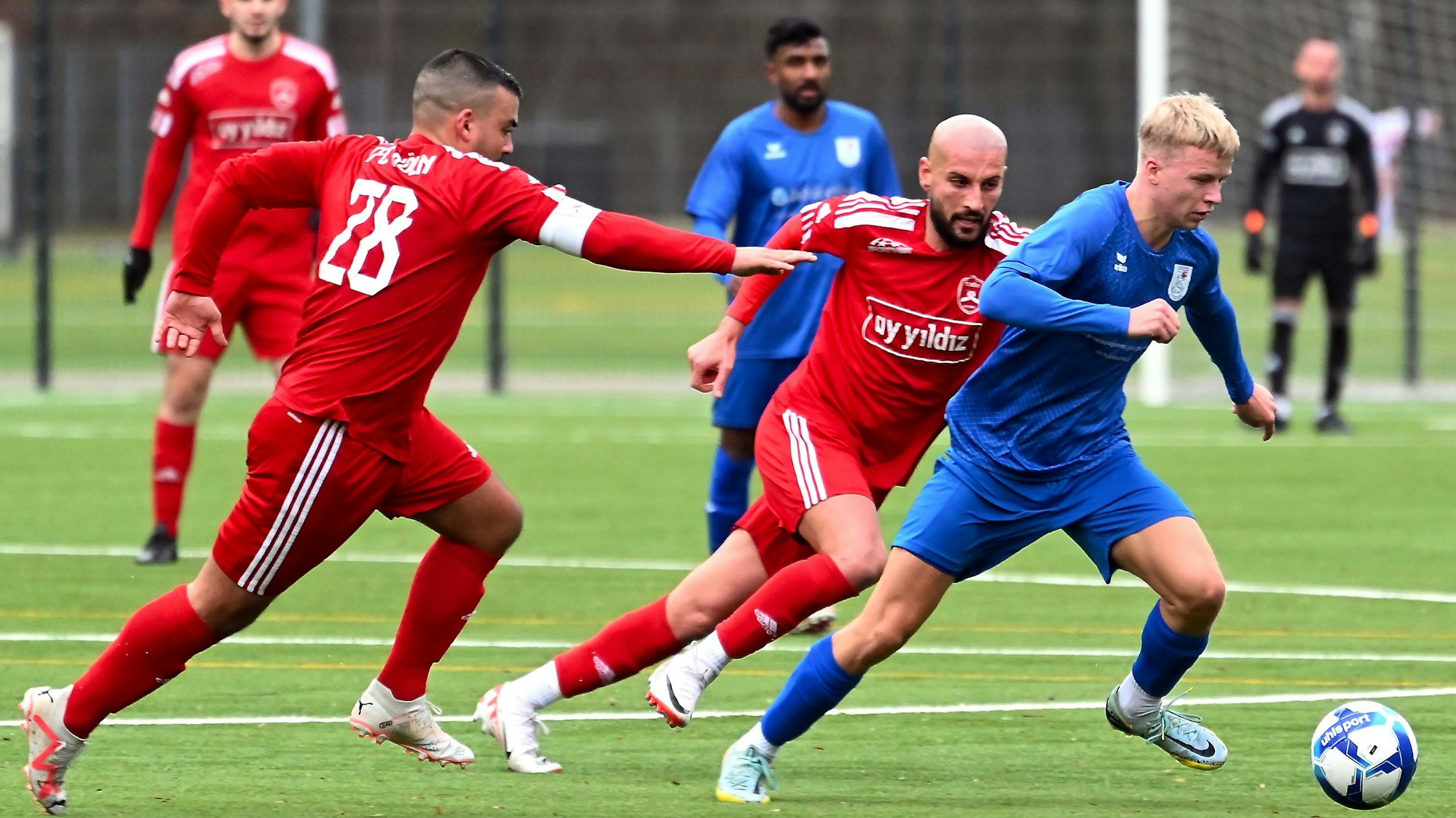 04.02.2024, Fussball-TFC Köln - Bergfried Leverkusen
mitte: Tolga Kiracti (Köln)
rechts: Till Juber (Bergfried)
Foto: Uli Herhaus