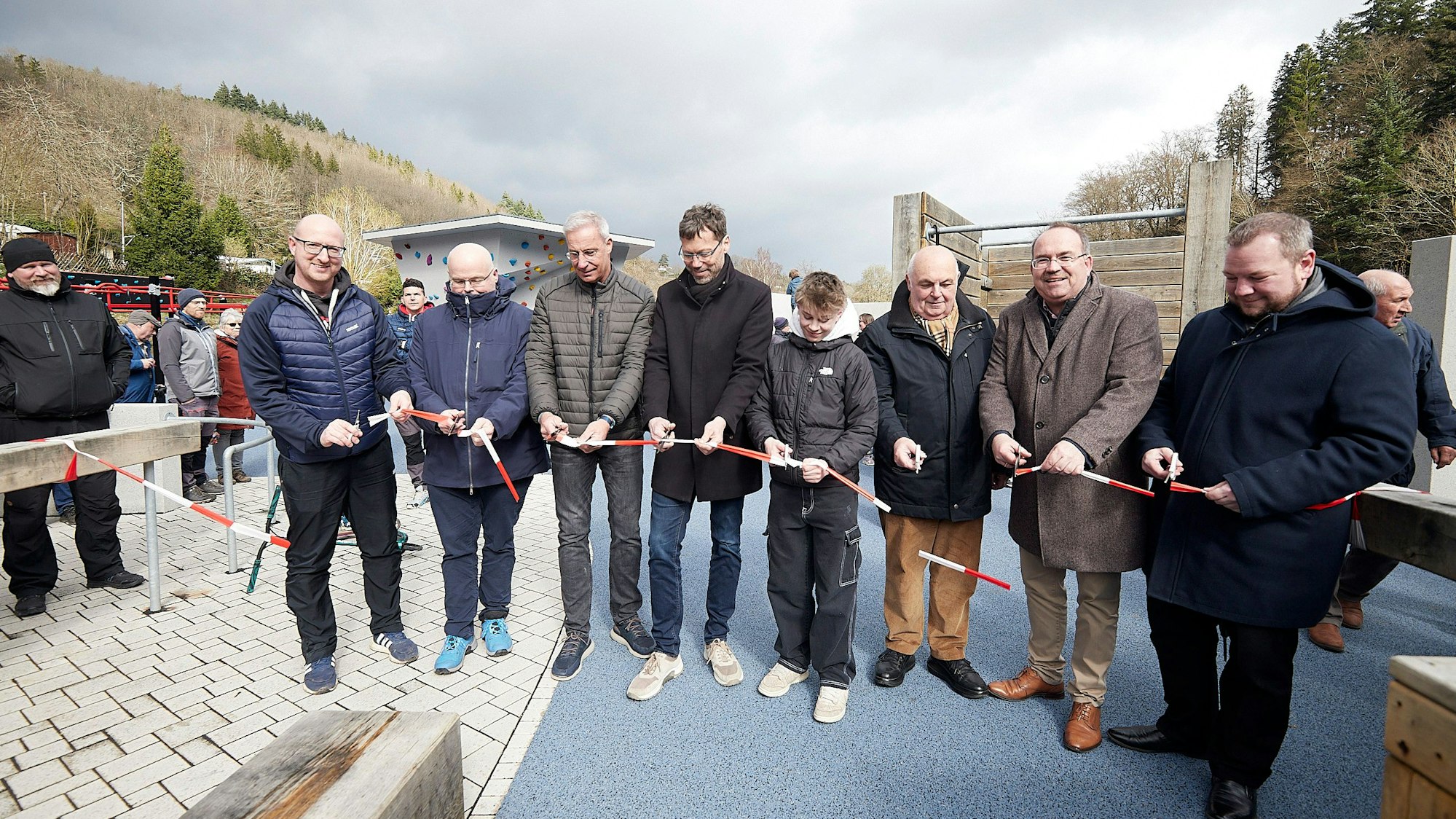 Gemeinschaftlich zerschneiden die Offiziellen das Flatterband.