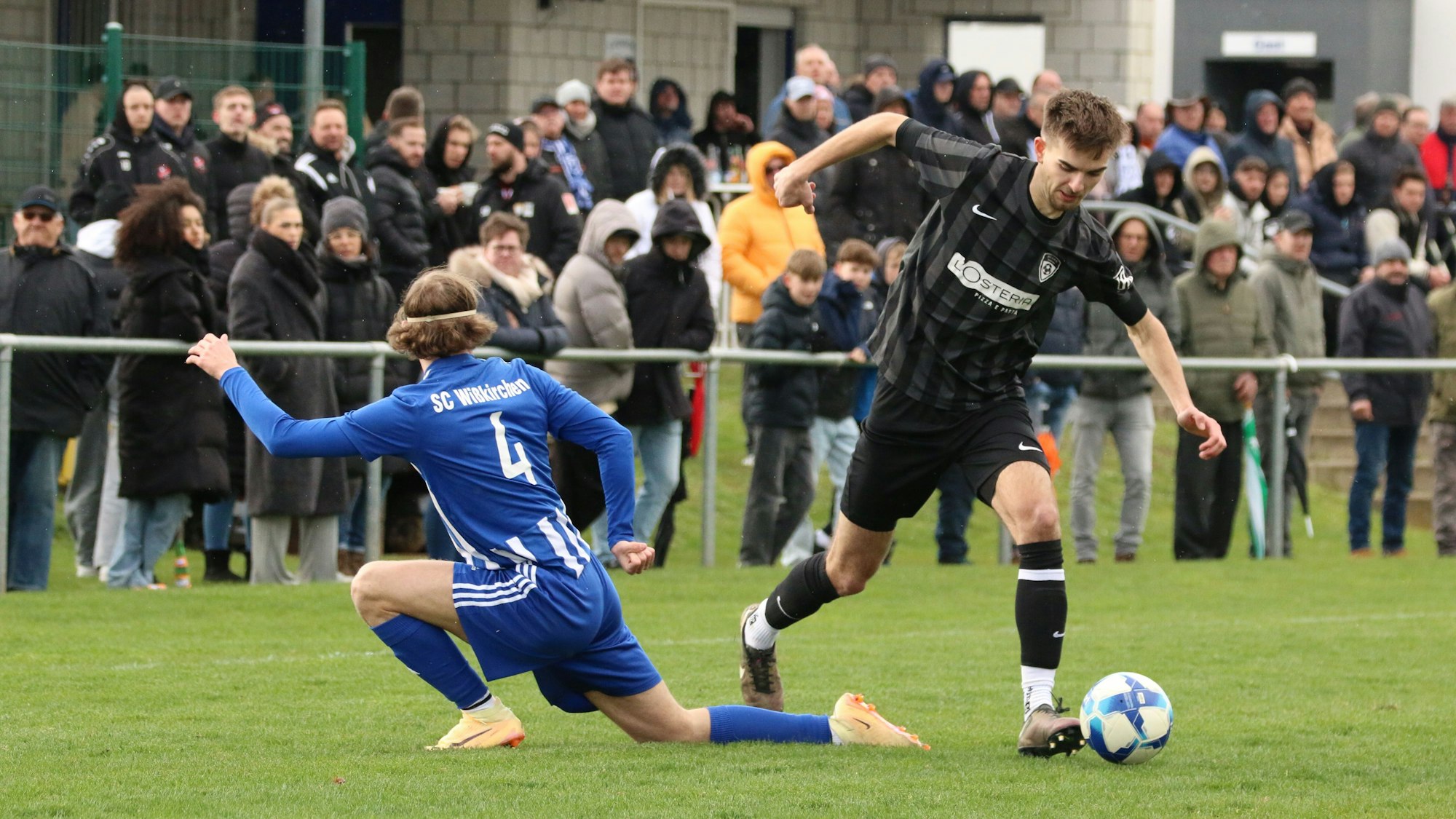 Das Bild zeigt den Spieler der JSG Erft, wie er einen Zweikampf gewinnt.