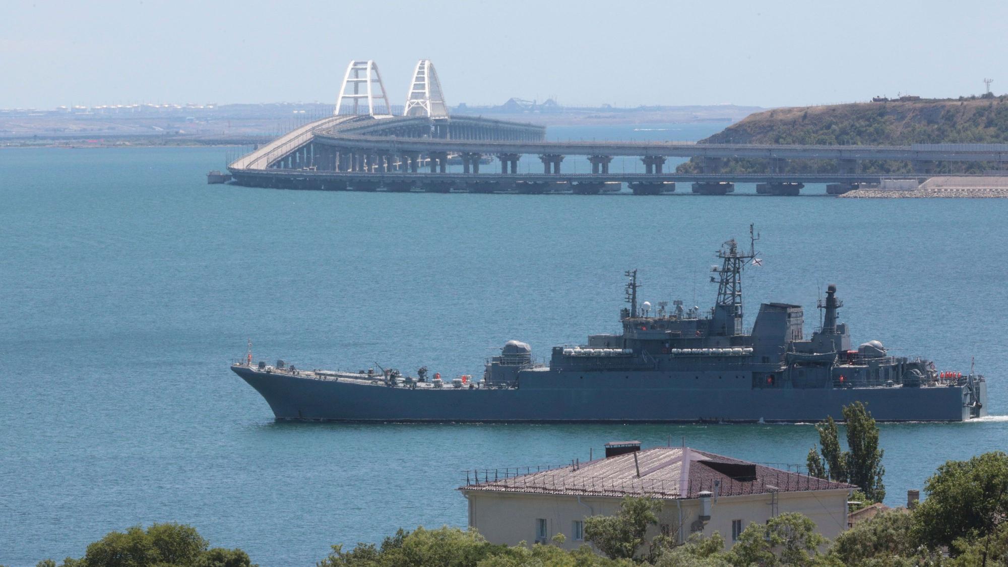Blick auf ein großes Landungsschiff des russischen Militärs nahe der Kertsch-Brücke.