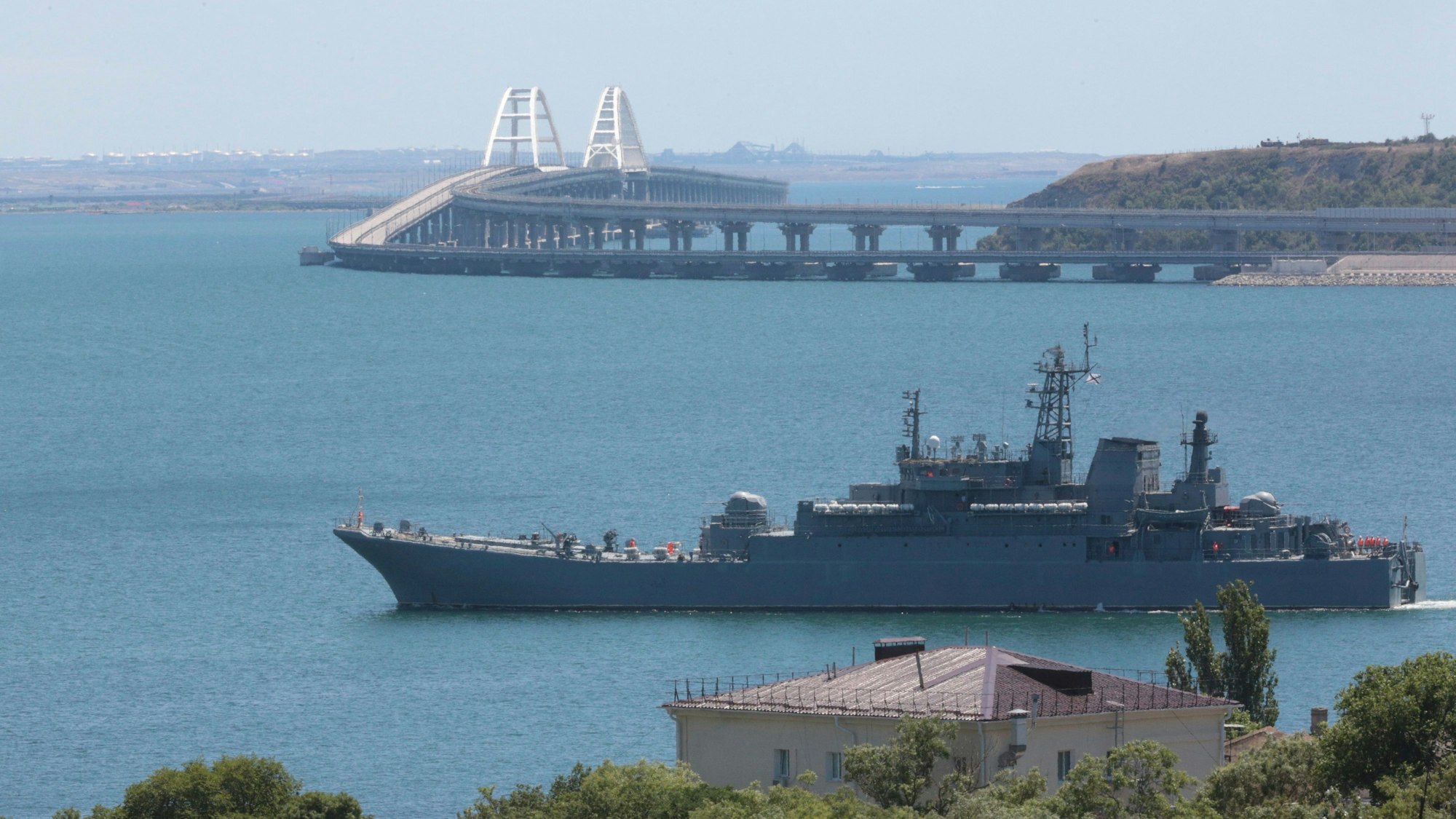 Blick auf ein großes Landungsschiff des russischen Militärs nahe der Kertsch-Brücke.