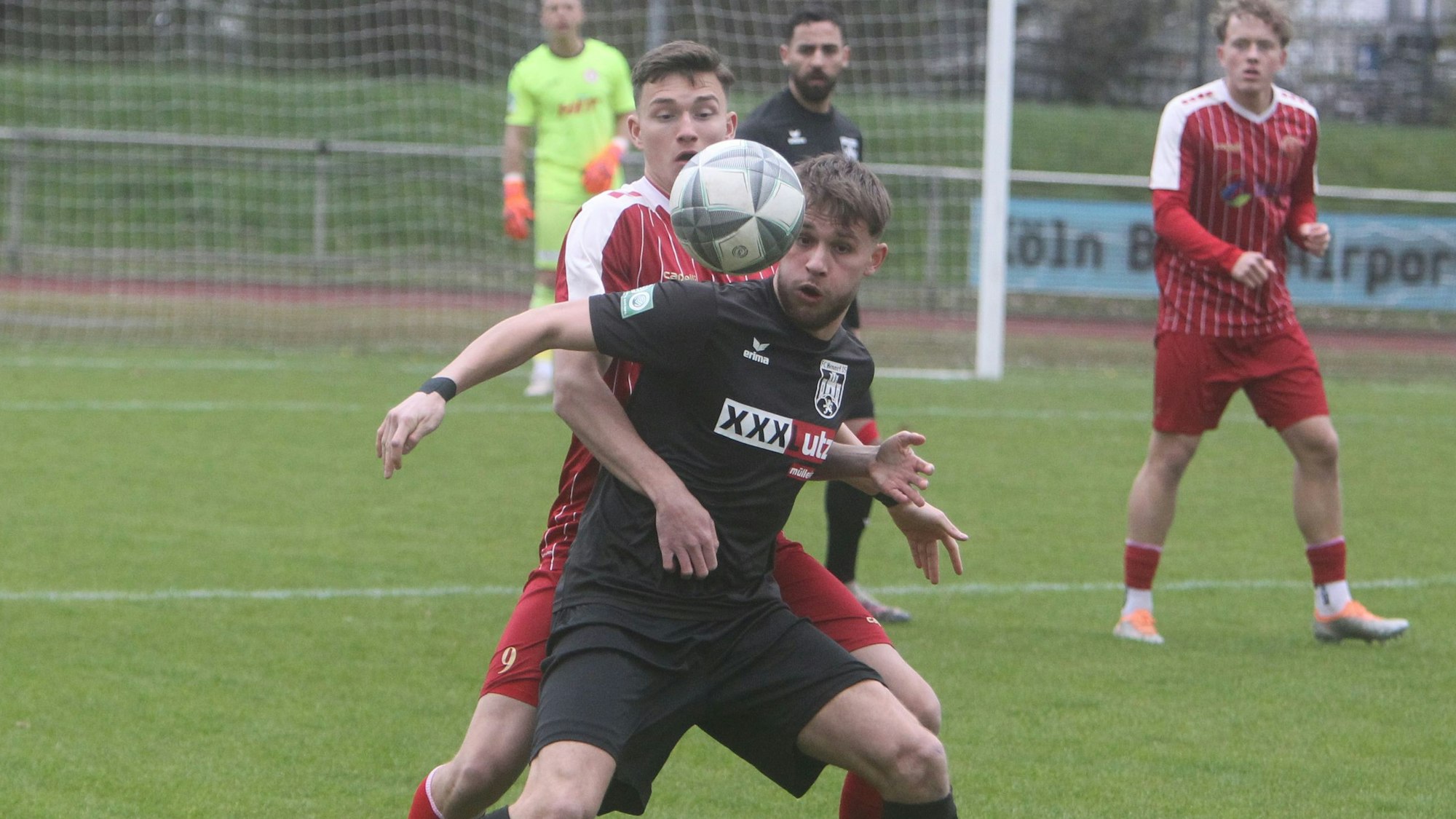 Der Hennefer Ole Lichter (vorne) muss sich mit seinem Team der Fortuna-Reserve geschlagen geben.