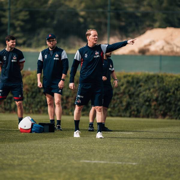 Timo Schultz, Trainer des 1. FC Köln, gibt im Trainingslager in Algorfa die Richtung vor.
