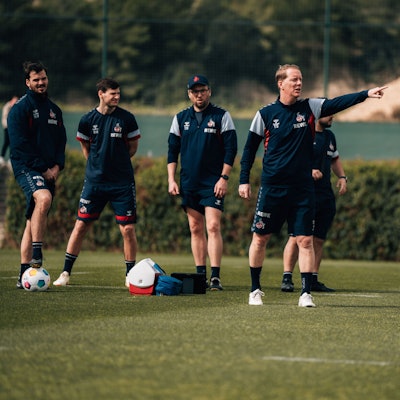 Timo Schultz, Trainer des 1. FC Köln, gibt im Trainingslager in Algorfa die Richtung vor.