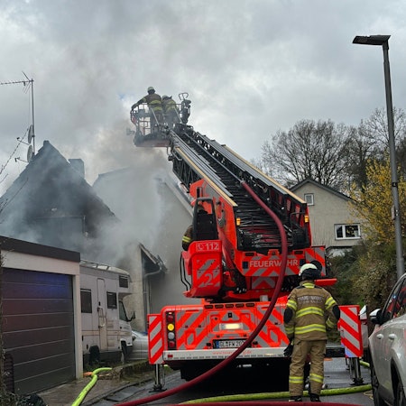 Mit einem Großaufgebot löscht die Feuerwehr den Brand.