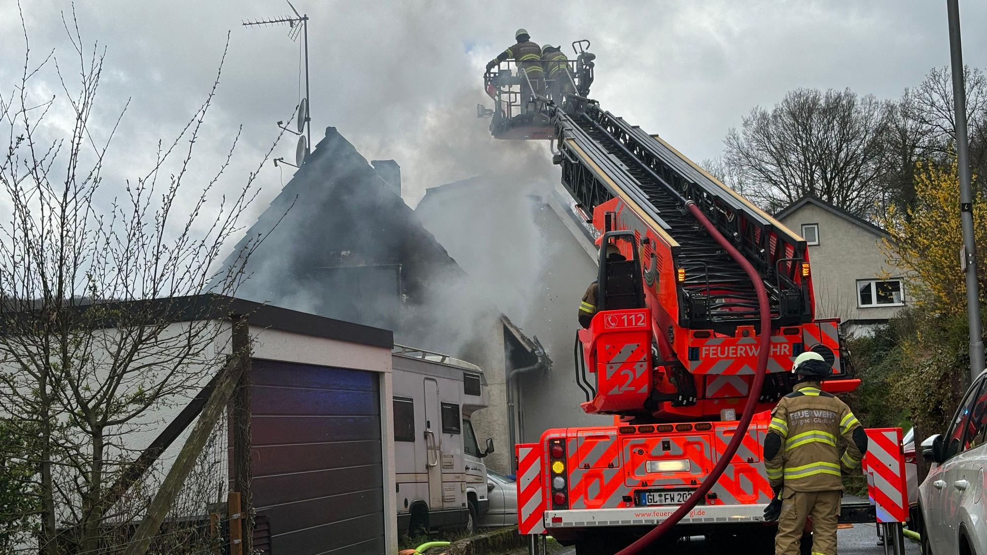Mit einem Großaufgebot löscht die Feuerwehr den Brand.