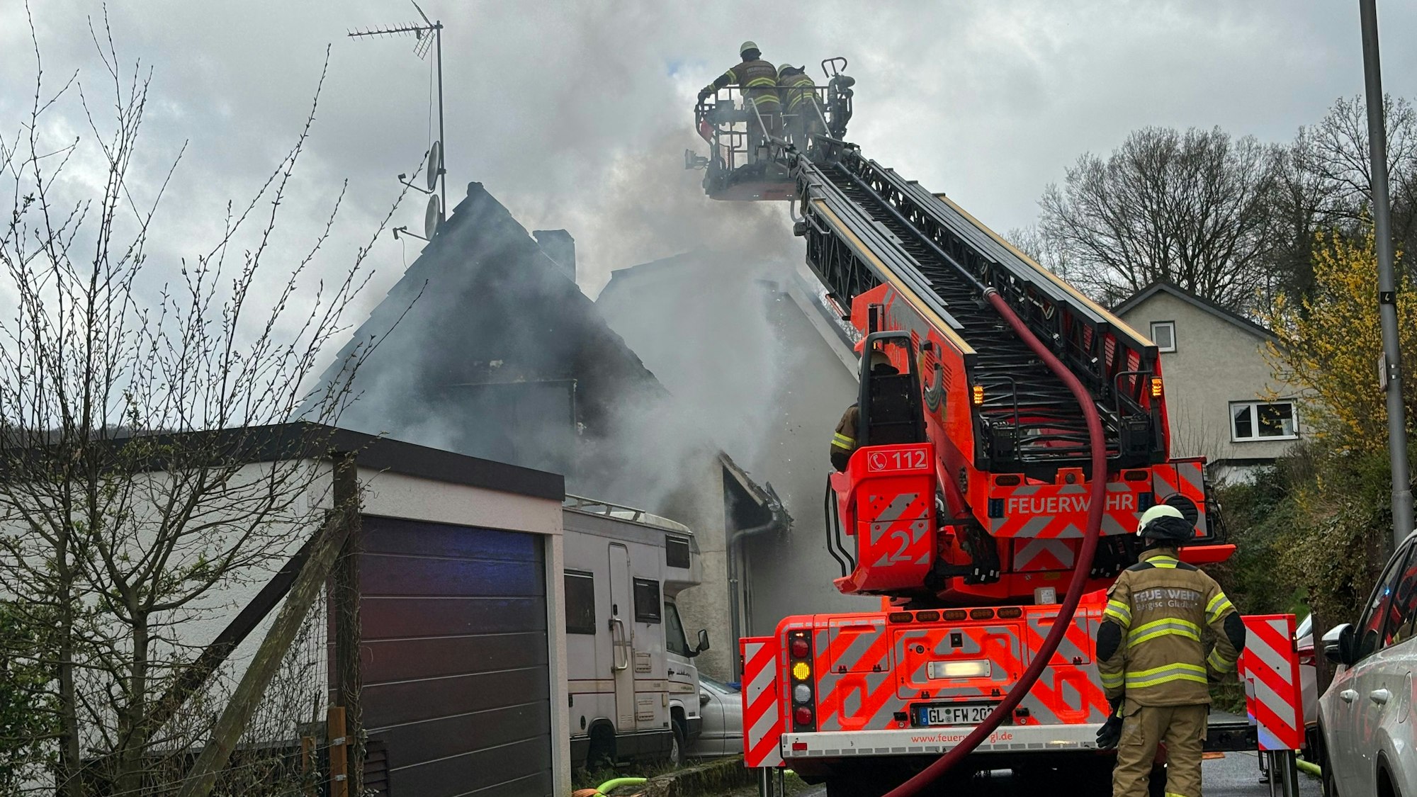 Mit einem Großaufgebot löscht die Feuerwehr den Brand.