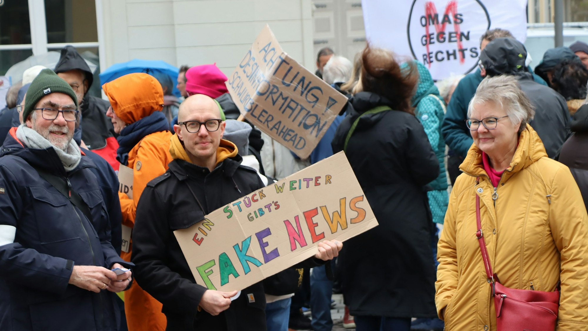 Auf dem Foto sind Teilnehmende einer Gegendemonstration vor dem Brühler Rathaus zu sehen.
