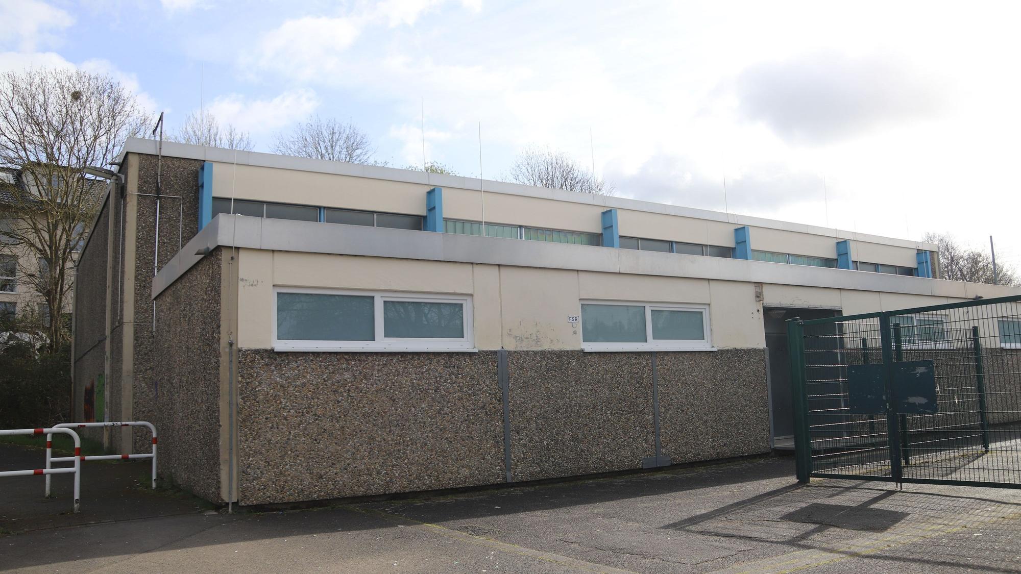 Die Turnhalle an der Hanftalschule wird abgerissen und eine neue gebaut. Die Waschbeton-Fassadenelemente wurden gesichert