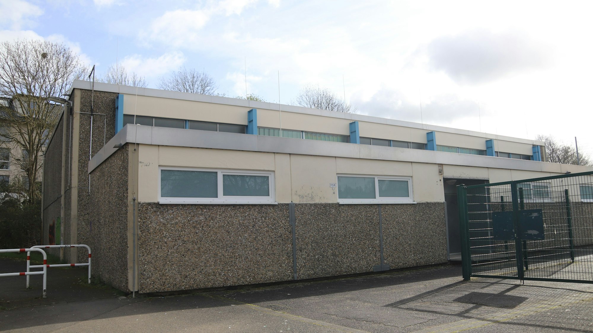 Die Turnhalle an der Hanftalschule wird abgerissen und eine neue gebaut. Die Waschbeton-Fassadenelemente wurden gesichert