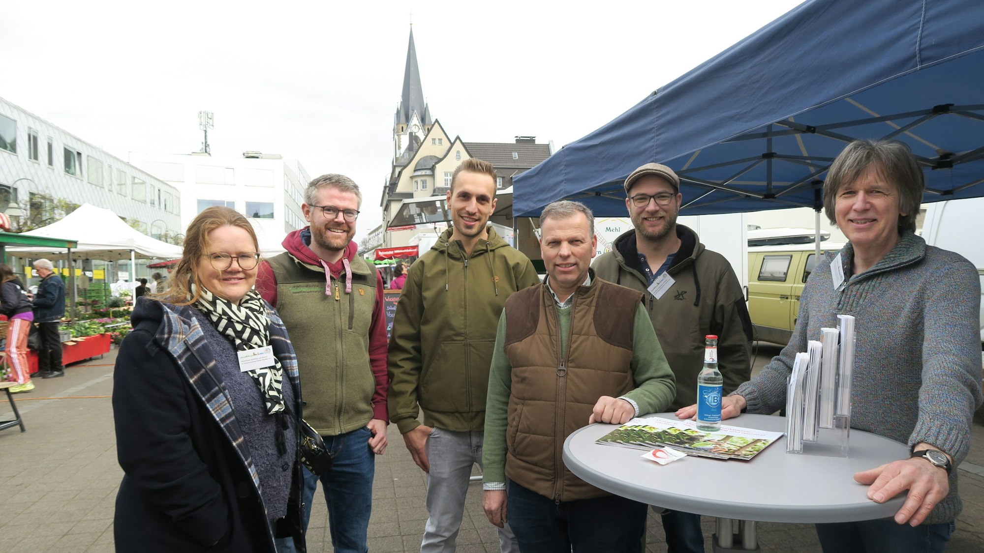 (v.l.) Sarah Thienhaus, Sebastian Lammerich, Andre Esser, Matthias Müngersdorff, Günter Hecker und Stefan Schiffmann informieren an einem Stand auf dem Neptunplatz.