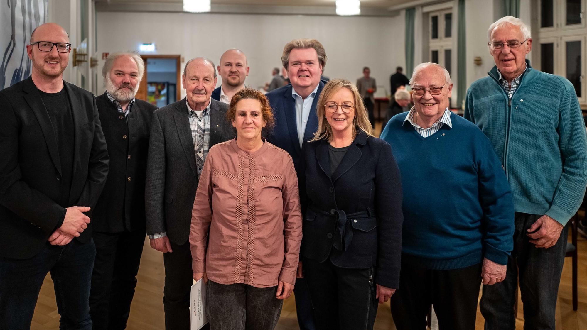 Sieben Männer und zwei Frauen stehen nach der Vorstandswahl im CDU-Stadtverband Bad Münstereifel zusammen.