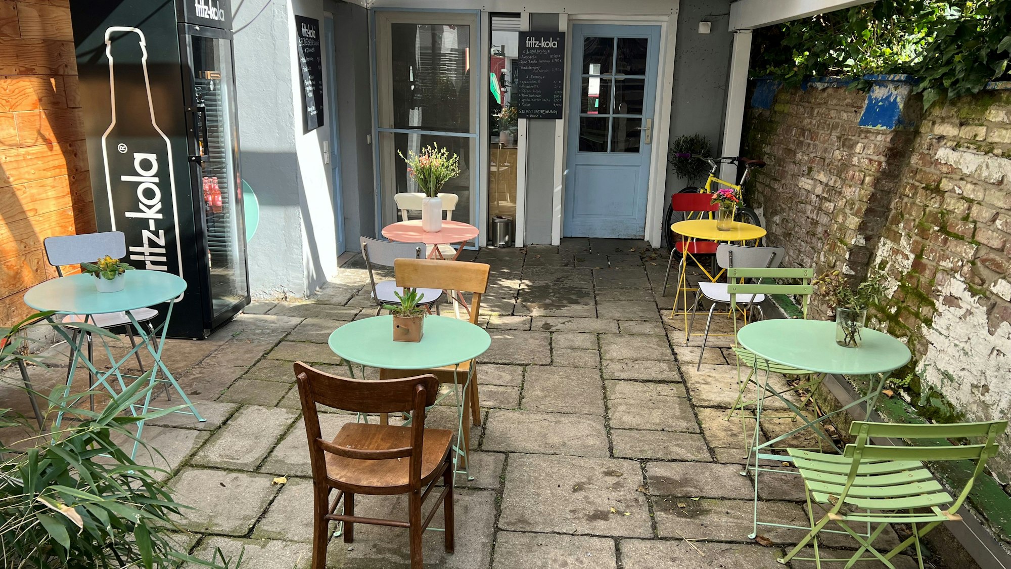 Kleiner Innenhof eines Cafés