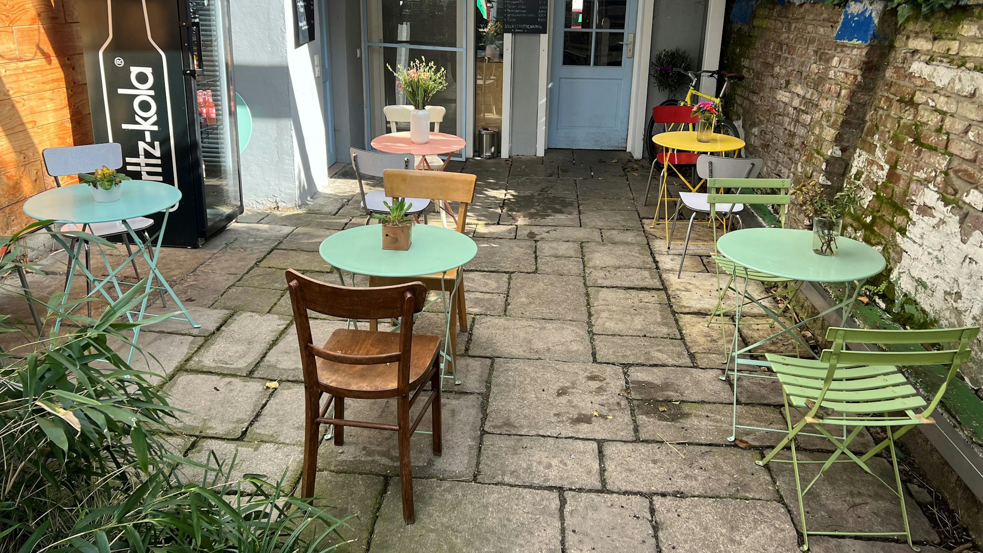 Der Hof des Café Awli in Köln.