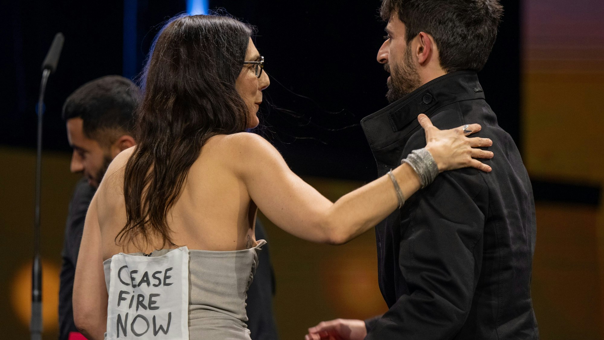 „Cease Fire Now“ - Waffenstillstand jetzt - steht auf dem Rücken vom Jurymitglied Verena Paravel bei der Abschlussgala im Berlinale Palast.