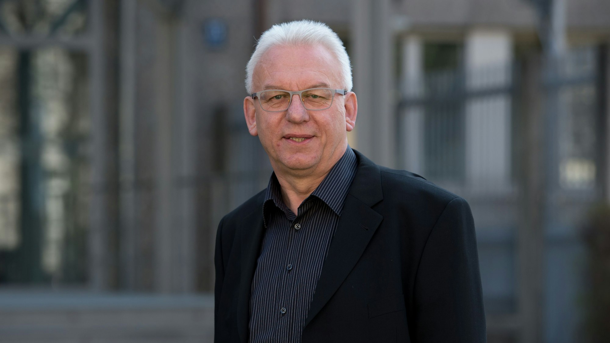 Alfred Hettmer gehört seit 1986 zum Team der Beamten, die im Studio der Sendung „Aktenzeichen XY ... ungelöst“ an den Telefonen sitzen und die Anrufe der Zuschauer entgegennehmen.