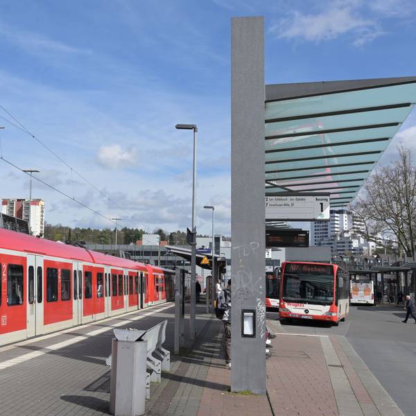 Das Foto zeigt den S-Bahnhof in Bergisch Gladbach