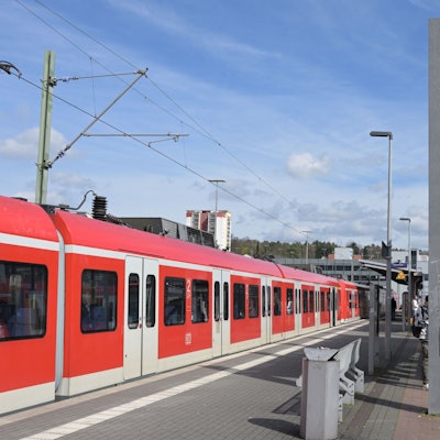 Das Foto zeigt den S-Bahnhof in Bergisch Gladbach