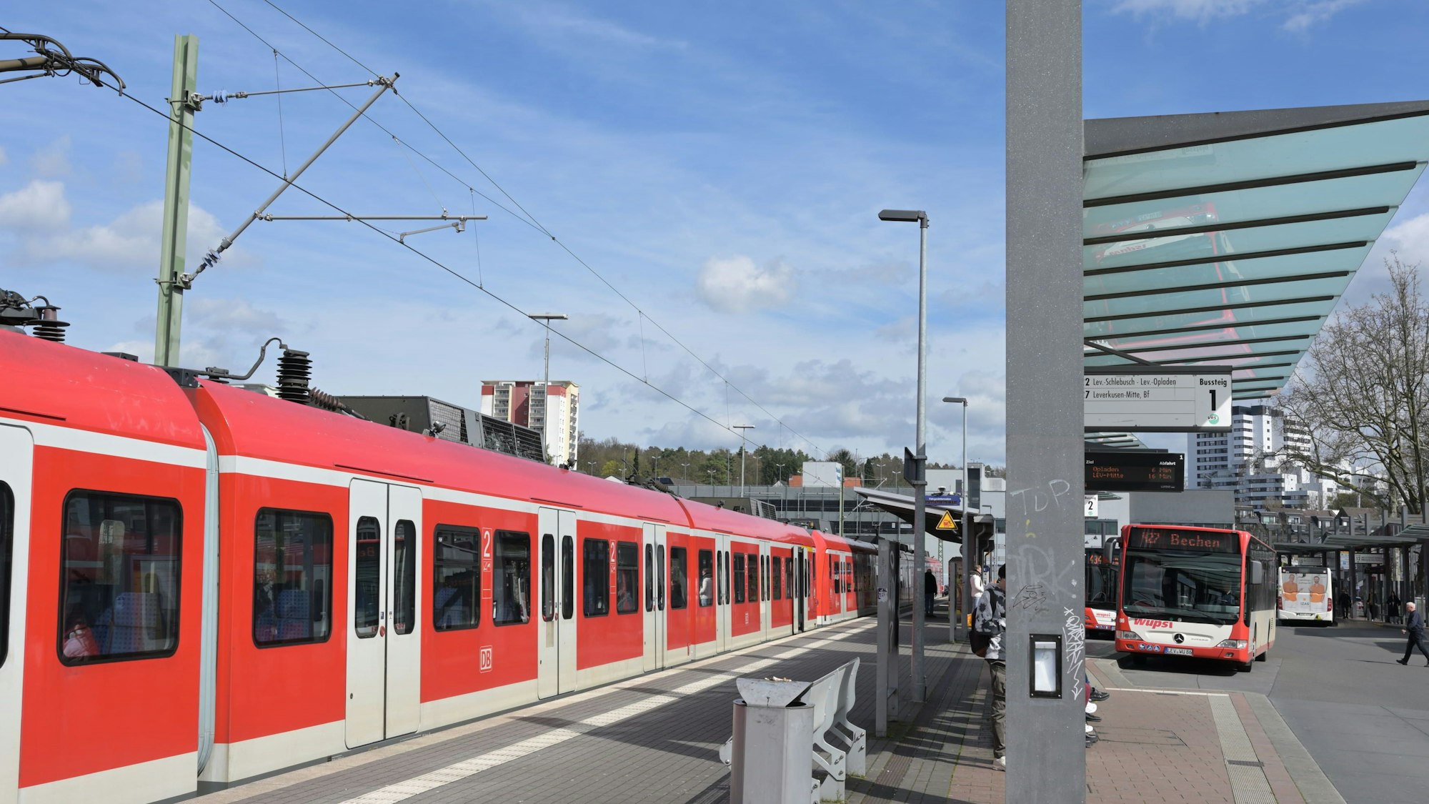 Das Foto zeigt den S-Bahnhof in Bergisch Gladbach