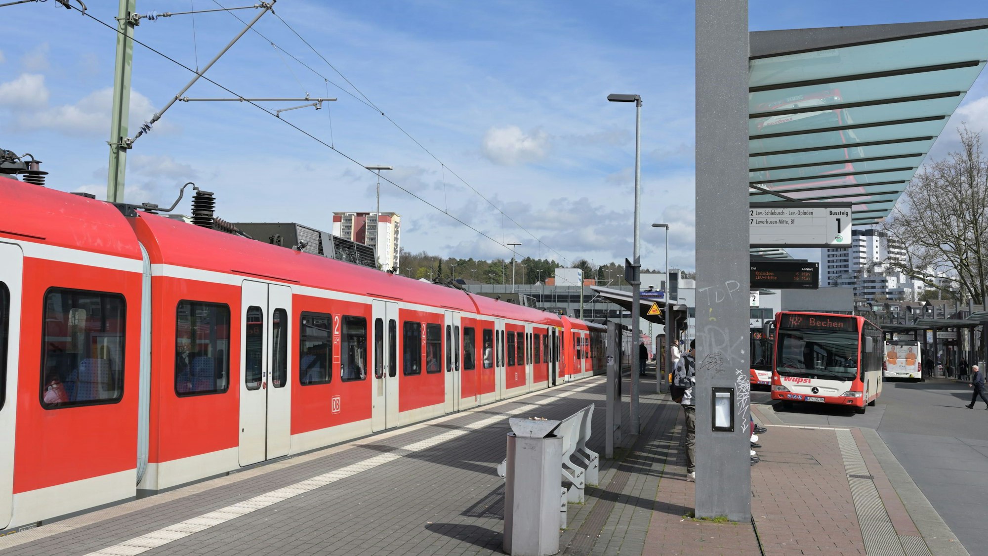 Das Foto zeigt den Bahnhof in Bergisch Gladbach