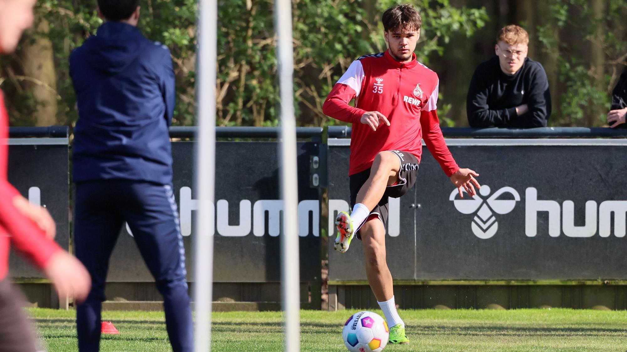 Max Finkgräfe vom 1. FC Köln konnte am Montag wieder individuell am Geißbockheim trainieren.