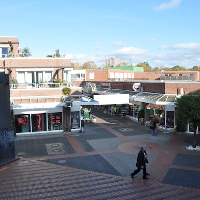 Zu sehen ist ein Einkaufszentrum.