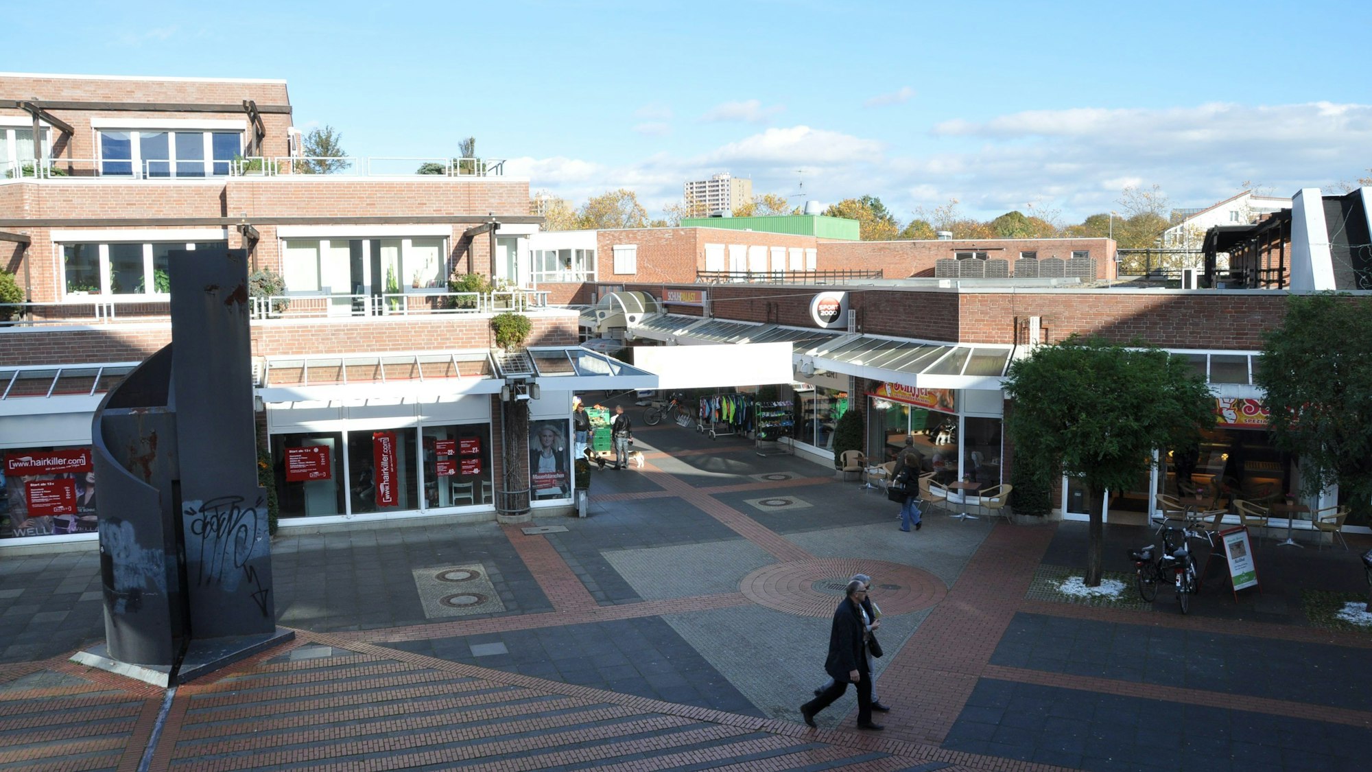 Zu sehen ist ein Einkaufszentrum.