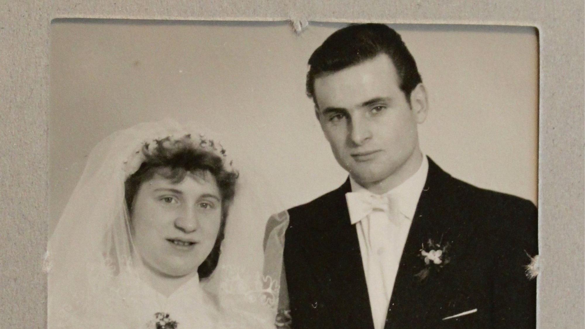 Ein altes Hochzeitsfoto in Schwarz-Weiß.