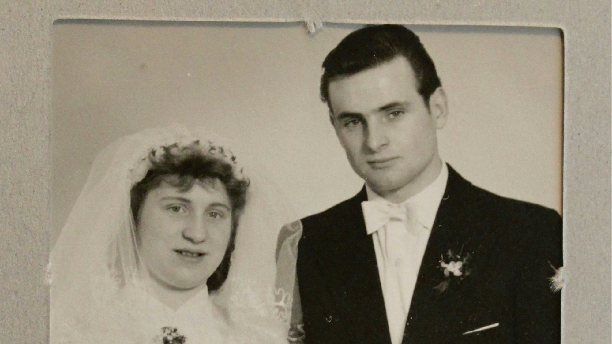 Ein altes Hochzeitsfoto in Schwarz-Weiß.