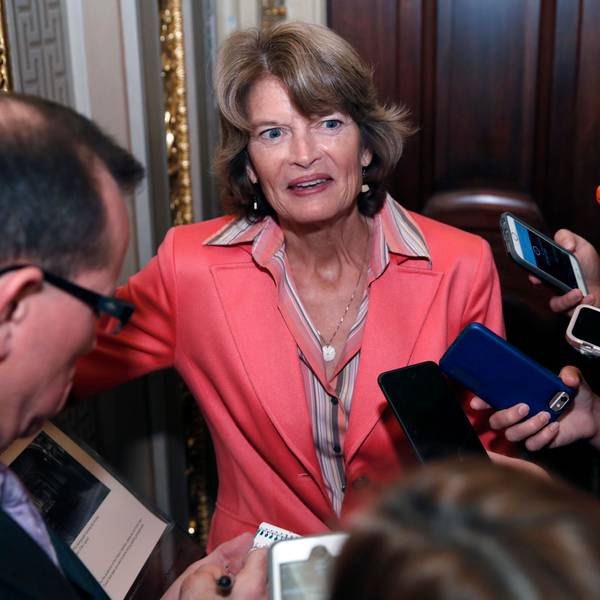 Senatorin Lisa Murkowski (M) spricht im Jahr 2018 zu den Medien nach einer Abstimmung