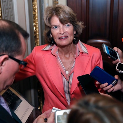 Senatorin Lisa Murkowski (M) spricht im Jahr 2018 zu den Medien nach einer Abstimmung
