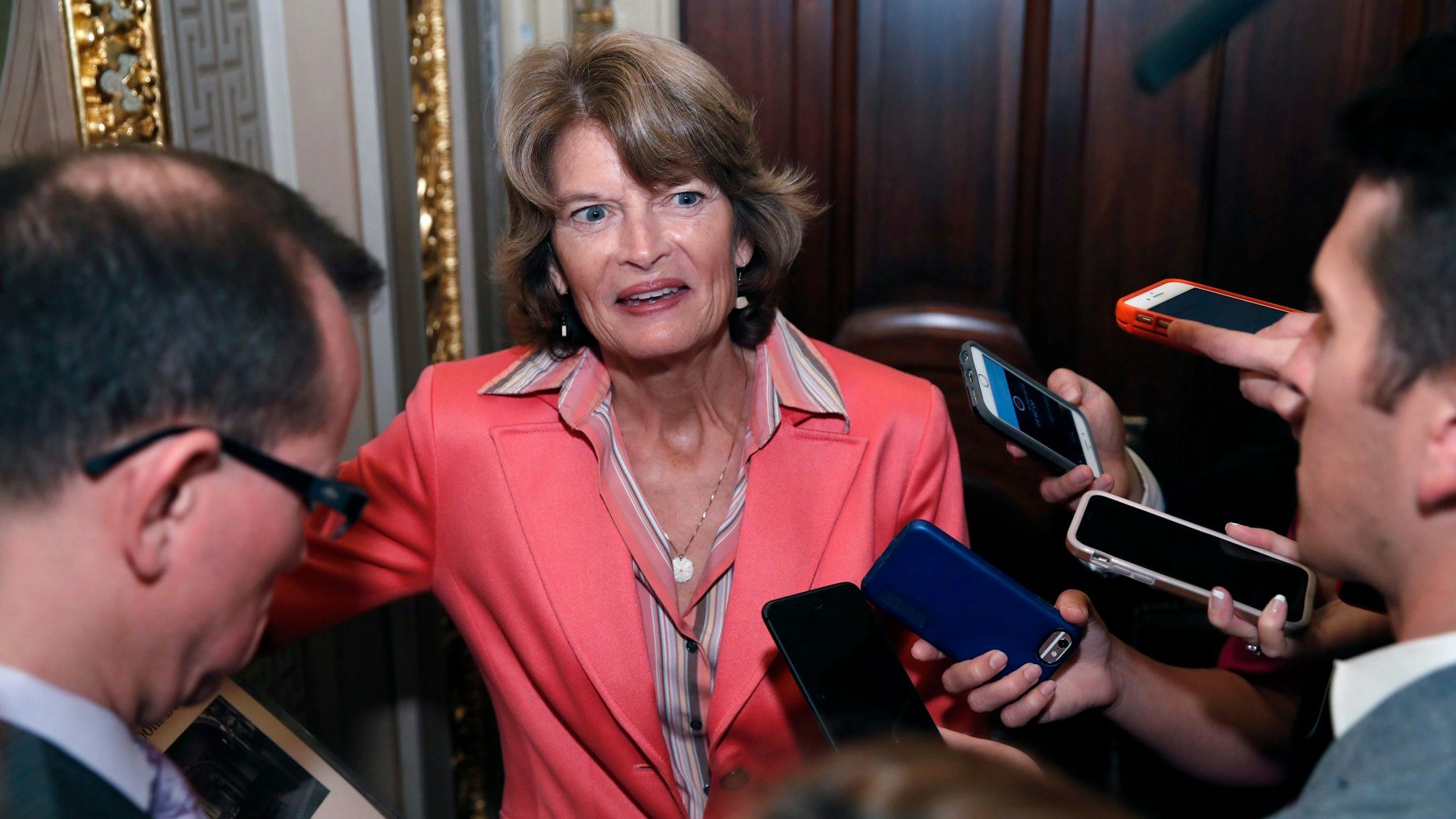 Senatorin Lisa Murkowski (M) spricht im Jahr 2018 zu den Medien nach einer Abstimmung