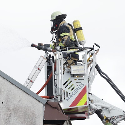 Zu dem Einsatz an der Straße „Nösnerland“ in Wiehl-Drabenderhöhe wurden auch die Drehleitern aus Wiehl und Much gerufen.