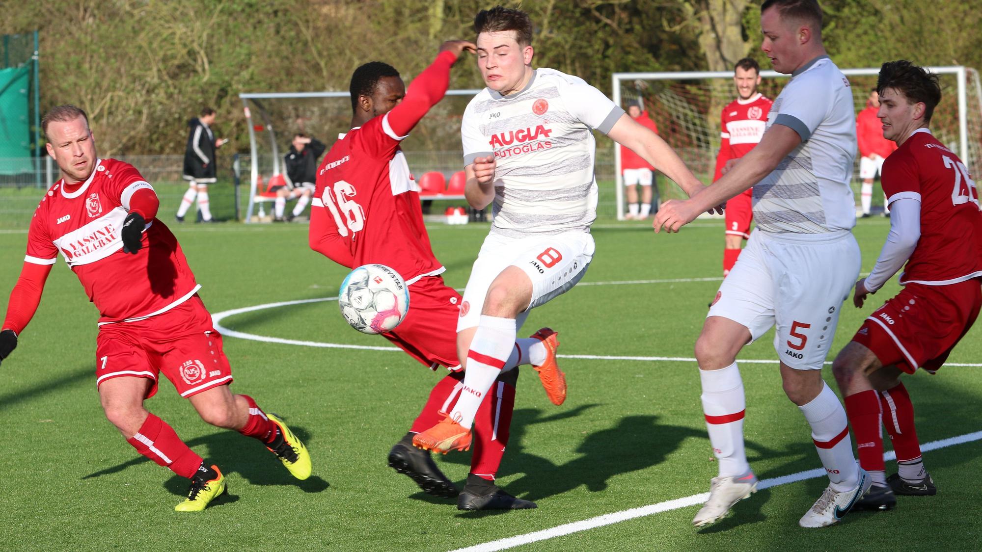 Das Bild zeigt Nico Schmitz, wie er es gleich mit mehreren Mechernicher Gegenspieler aufnimmt.