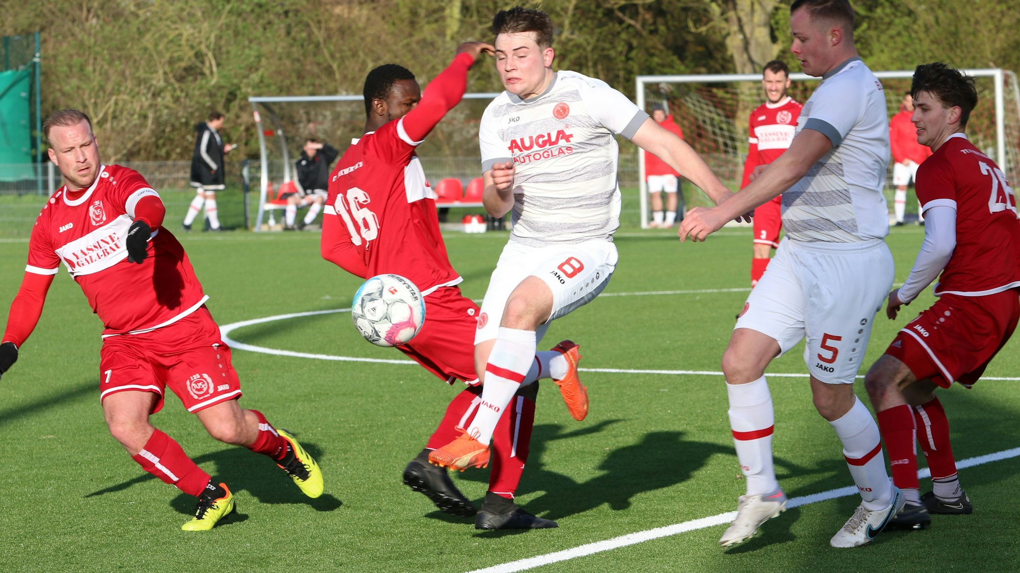 Das Bild zeigt Nico Schmitz, wie er es gleich mit mehreren Mechernicher Gegenspieler aufnimmt.