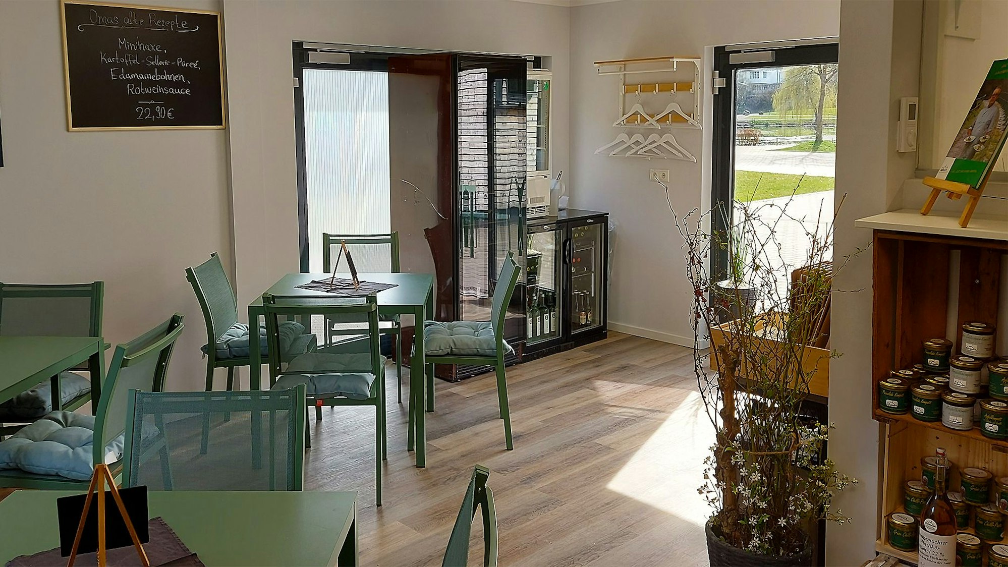 Ein kleiner Delikatessen-Shop gehört auch zum Gastraum der „Ahr Zeit“ in Blankenheim.