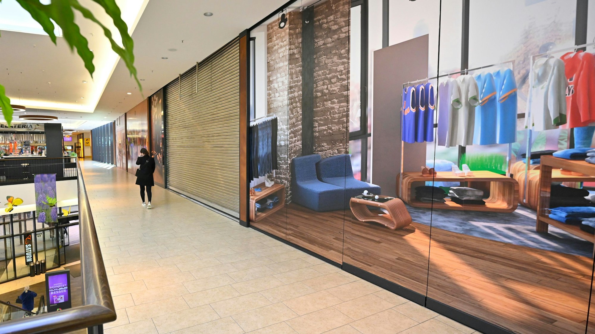 Bunte Folien sind vor leer stehende Geschäfte geklebt.