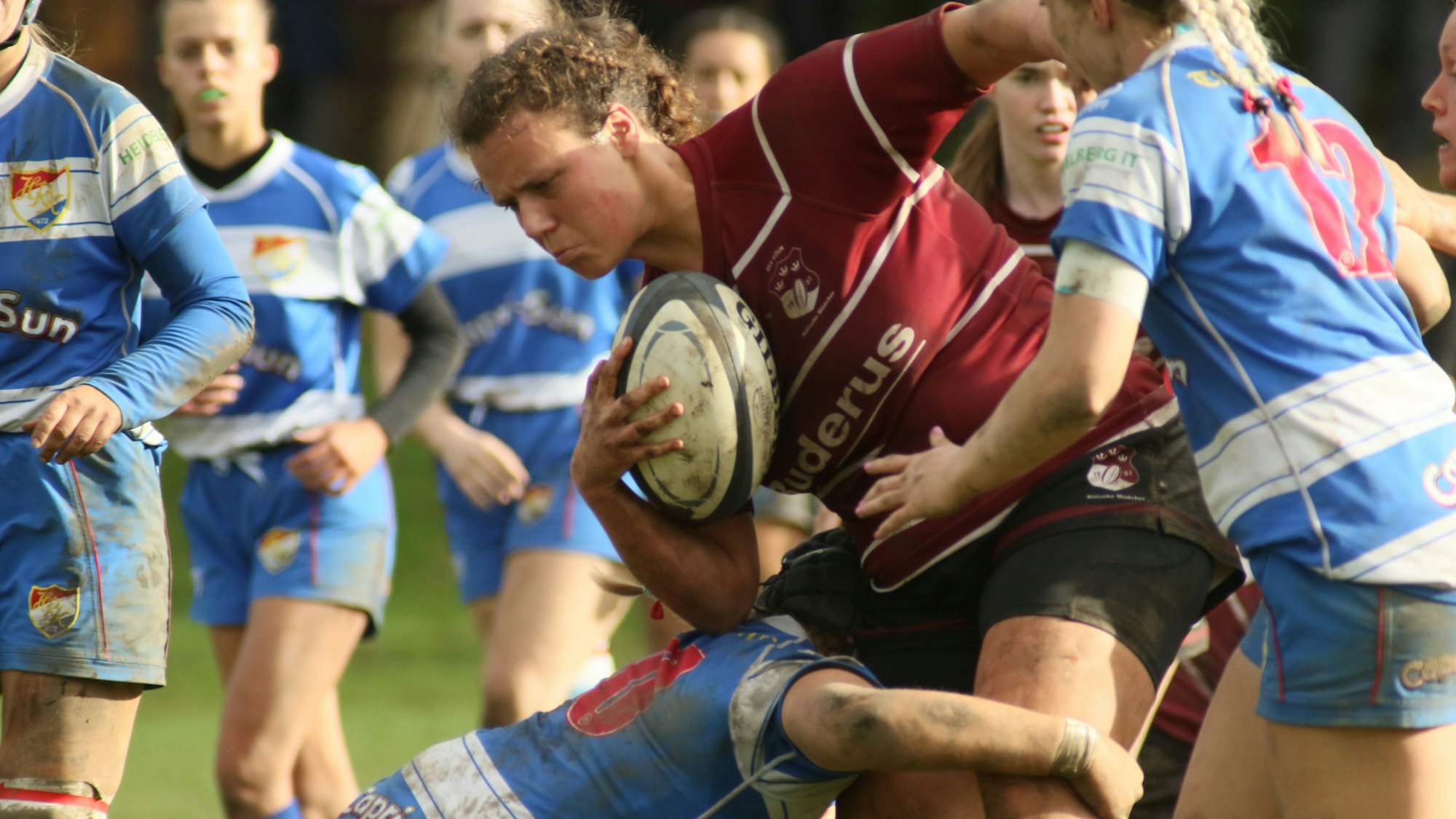 Lea Nohl vom RSV Köln wird von Heidelberger Gegenspielerinnen getackelt.