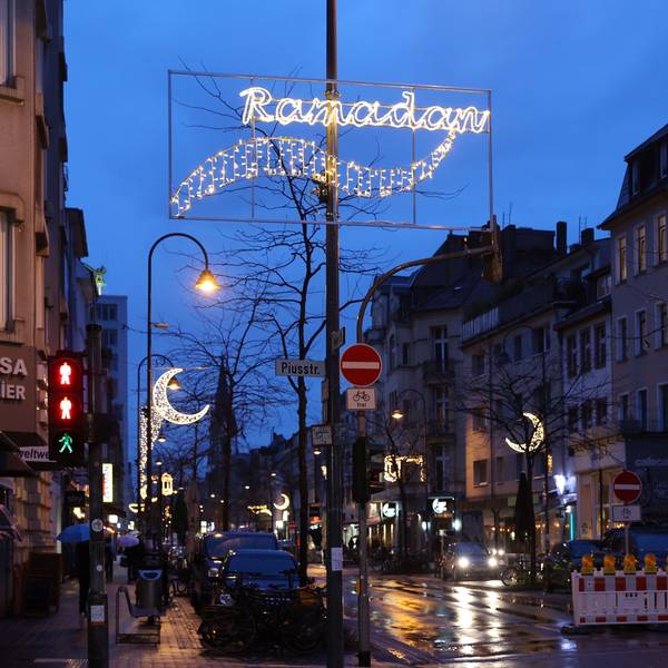 Seit zwei Wochen ist Ramadan, aber sichtbar ist das kaum: Festbeleuchtung wie auf der Venloer Straße ist ein Novum in Köln.