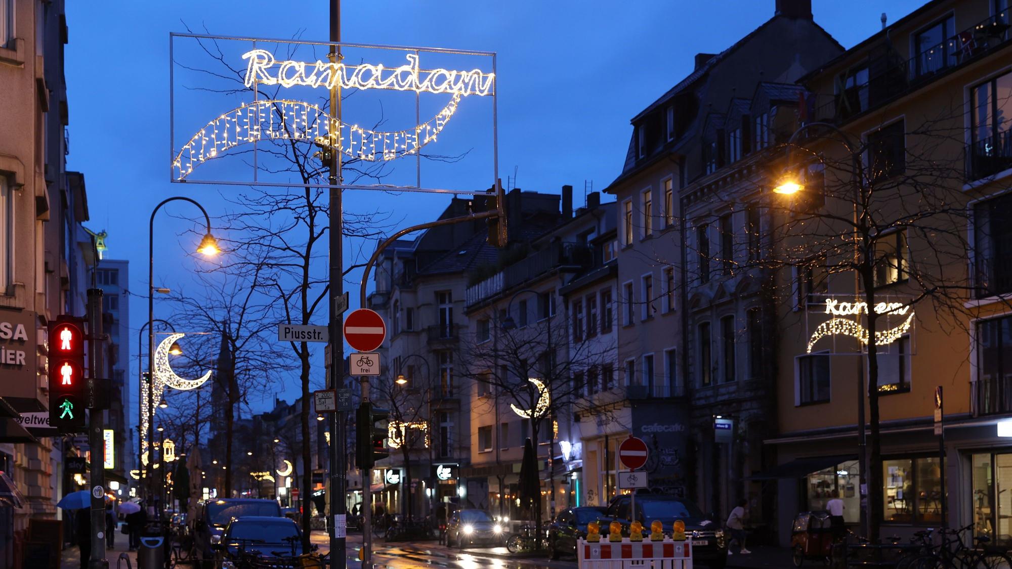 Seit zwei Wochen ist Ramadan, aber sichtbar ist das kaum: Festbeleuchtung wie auf der Venloer Straße ist ein Novum in Köln.