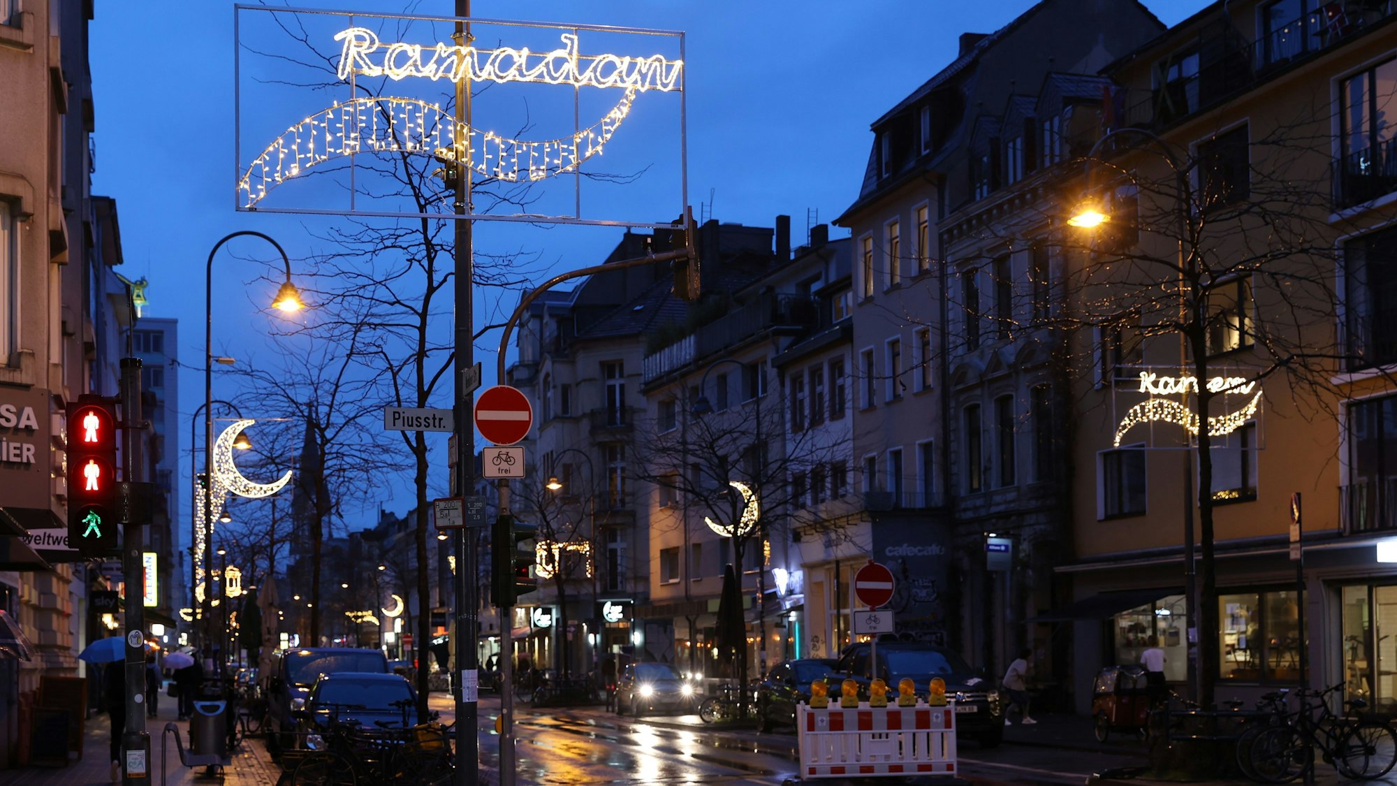 11.03.2024
Köln:
Der Verein „The Ramadan Project“ hat zum Anlass des muslimischen Fastenmonats Ramadan an der Venloer Straße eine Beleuchtung montieren lassen. Die genehmigten Lichter sollen bis Anfang April täglich ab 18:30 Uhr leuchten.
Foto: Martina Goyert