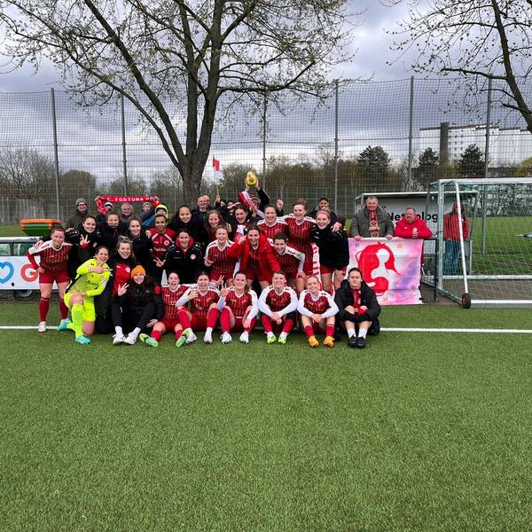 Fortuna Kölns Fußballerinnen feiern ihren 3:1-Heimsieg gegen Arminia Bielefeld.